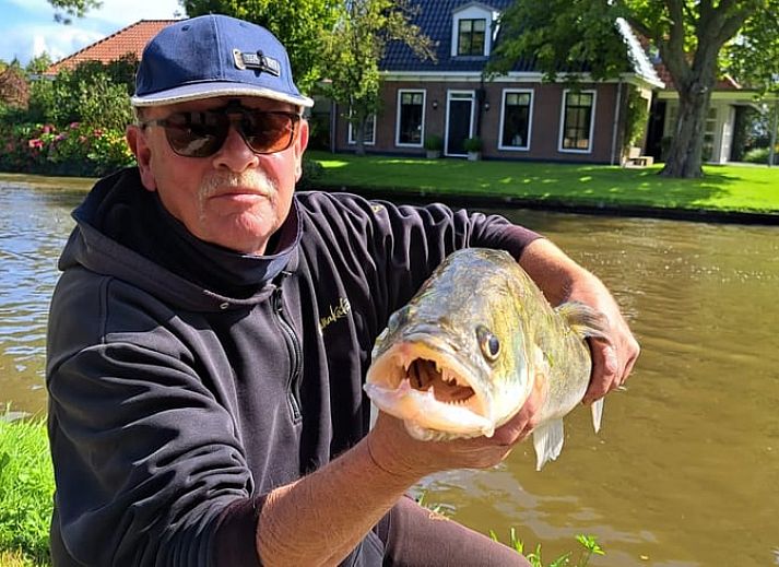 Moderne buitenruimte van Vakantiehuisje in Bartlehiem met uitzicht op het kanaal in Friesland.