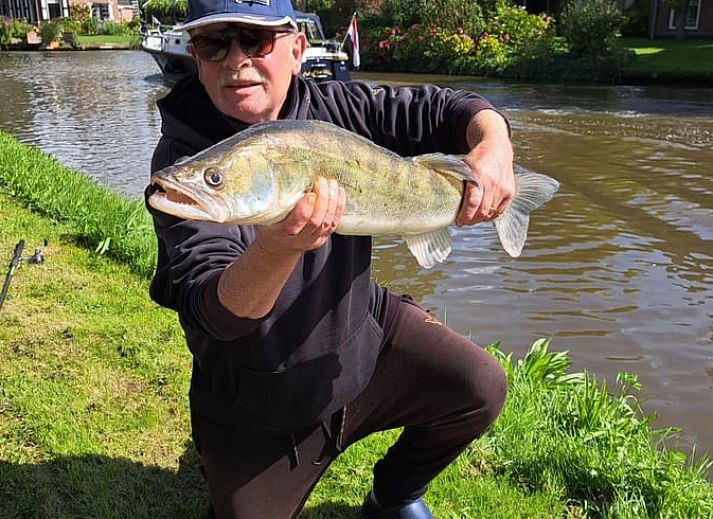Moderne buitenruimte van Vakantiehuisje in Bartlehiem met uitzicht op het kanaal in Friesland.