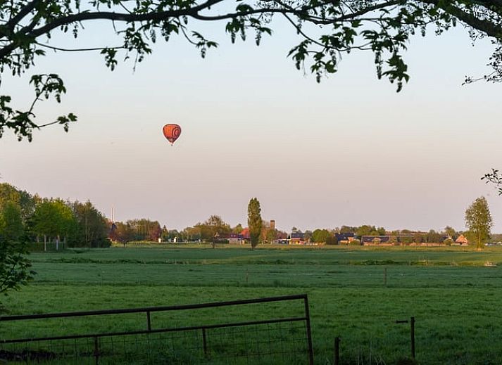 Cottage in Echten, ein charmantes Ferienhaus in der friesischen Landschaft in Friesland, umgeben von einem gruenen Garten und rustikaler Architektur.