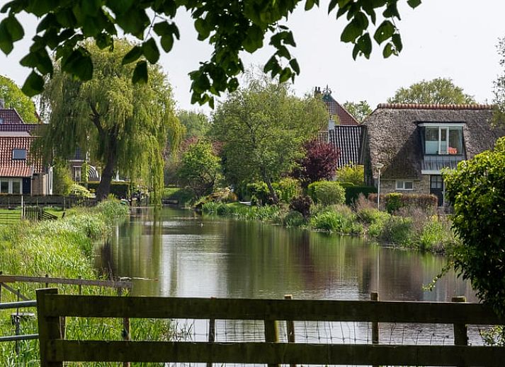 Cottage in Echten, ein charmantes Ferienhaus in der friesischen Landschaft in Friesland, umgeben von einem gruenen Garten und rustikaler Architektur.