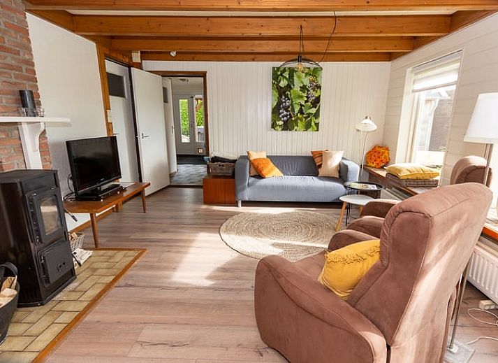 Blick auf die friesische Landschaft im Huisje in Echten, einem Ferienhaus in Friesland, mit einem Heissluftballon am heiteren Morgenhimmel.