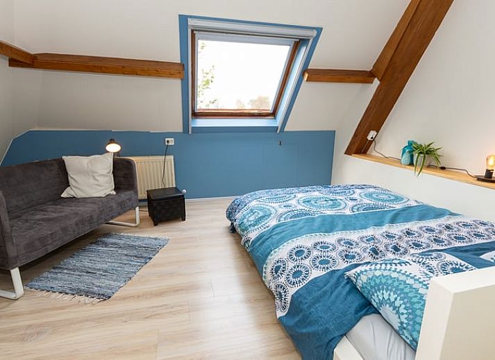 Blick auf die friesische Landschaft im Huisje in Echten, einem Ferienhaus in Friesland, mit einem Heissluftballon am heiteren Morgenhimmel.