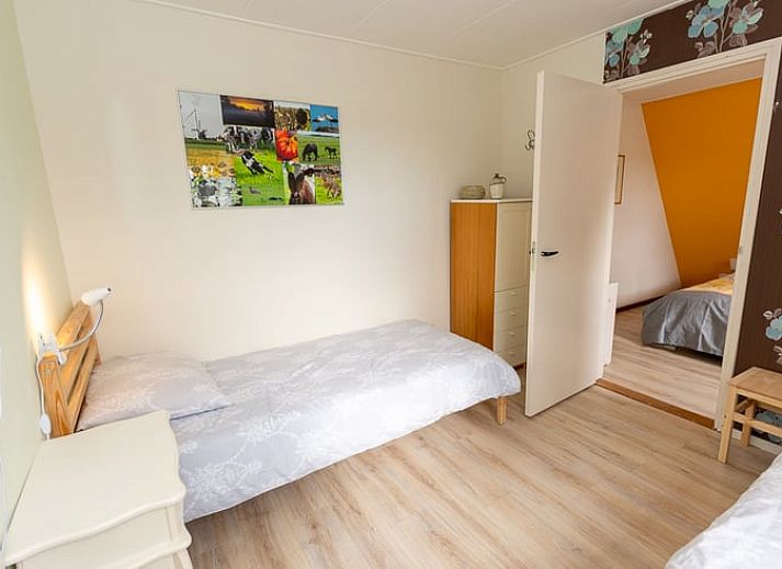 Rustikales Cottage in Echten, ein Ferienhaus in der friesischen Landschaft, umgeben von gruener Natur und einem ruhigen Wasserlauf.