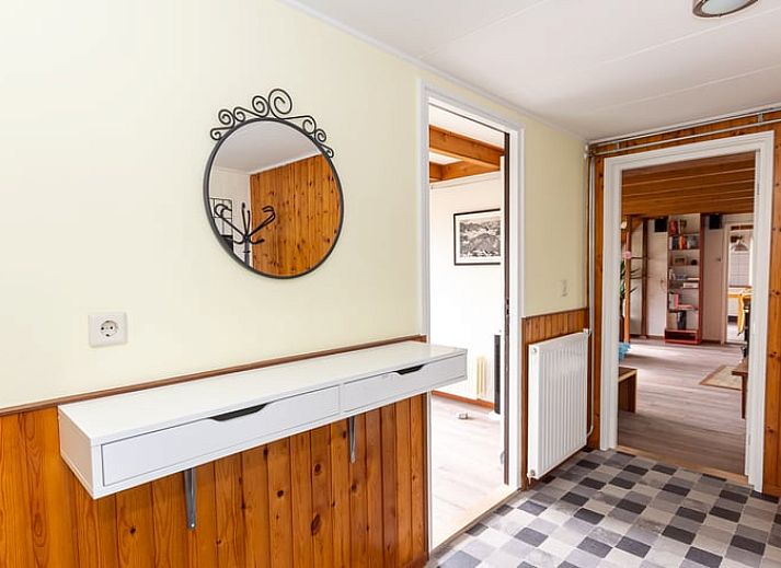 Rustikales Cottage in Echten, ein Ferienhaus in der friesischen Landschaft, umgeben von gruener Natur und einem ruhigen Wasserlauf.