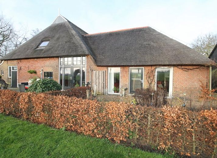 Huisje in Readtsjerk, een charmant vakantiehuis op het Friese platteland van Friesland, met rieten dak en groene omgeving.