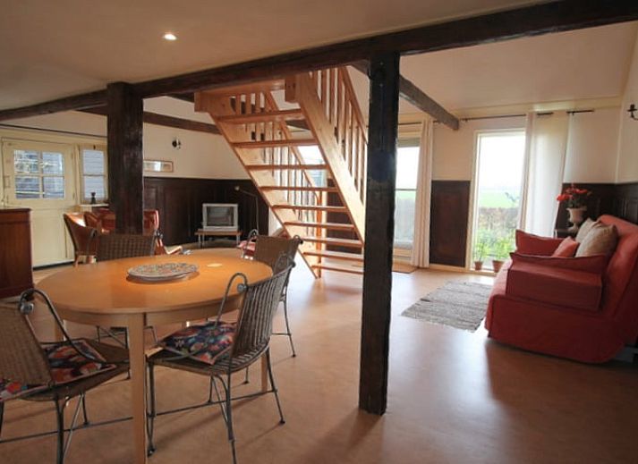 Huisje in Readtsjerk, een charmant vakantiehuis op het Friese platteland van Friesland, met rieten dak en groene omgeving.