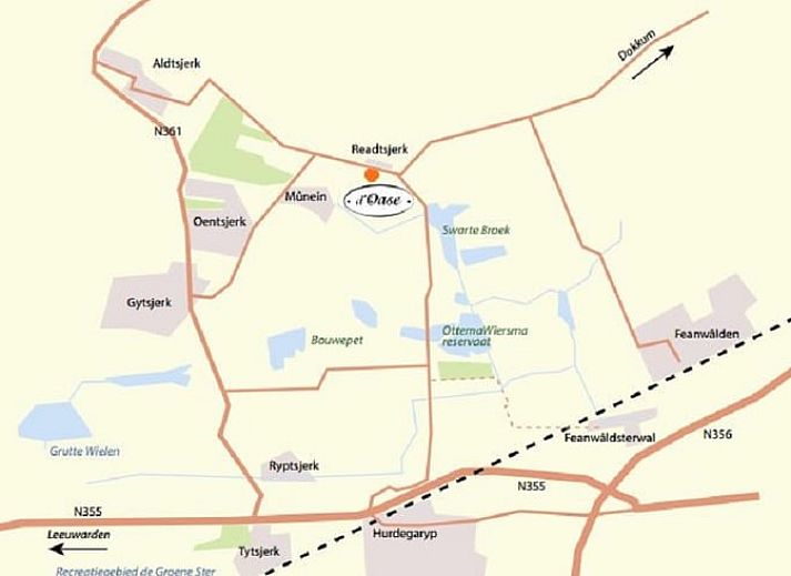 Gezellige woonkamer van Huisje in Readtsjerk, Friesland, met comfortabele stoelen en uitzicht op het Friese platteland.