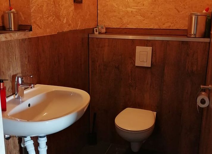 Moderne Kueche im Ferienhaus in De Wilgen, Friesland, mit Blick auf die friesische Landschaft vom geraeumigen Innenbereich aus.