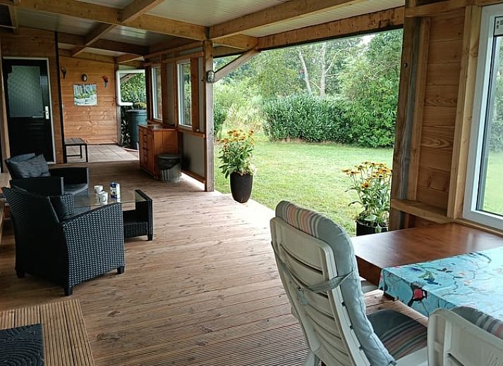 Moderne Kueche im Ferienhaus in De Wilgen, Friesland, mit Blick auf die friesische Landschaft vom geraeumigen Innenbereich aus.