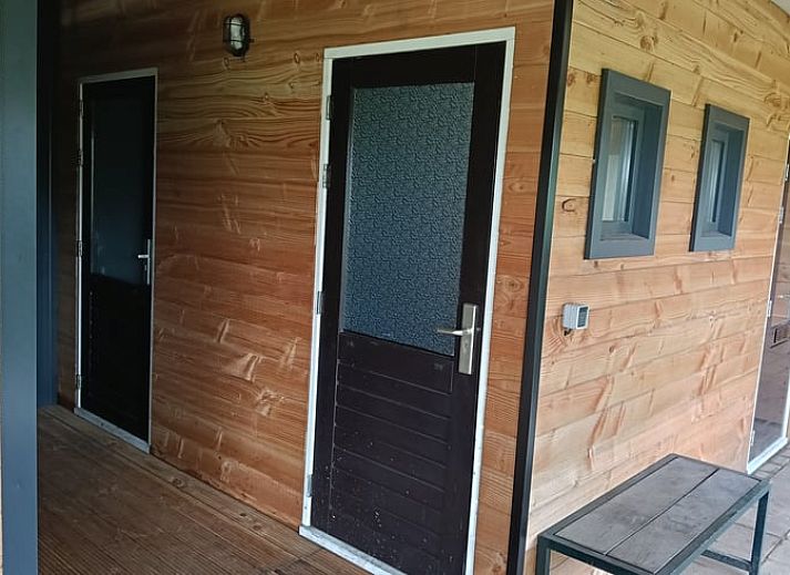 Moderne Kueche im Ferienhaus in De Wilgen, Friesland, mit Blick auf die friesische Landschaft vom geraeumigen Innenbereich aus.