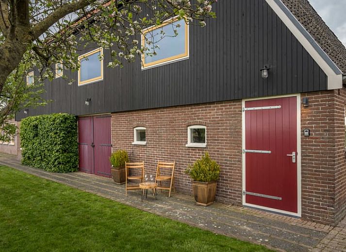 Huisje in Bears, een charmant vakantiehuis op het Friese platteland, met een uitnodigend terras en landelijke architectuur in Friesland.