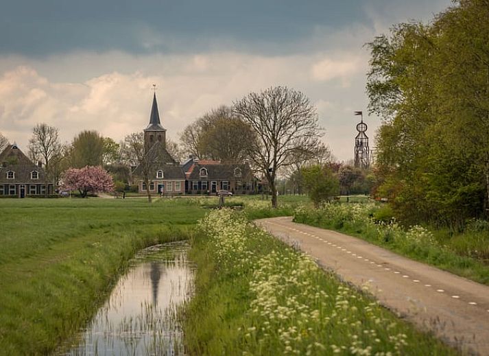 Huisje in Bears, een charmant vakantiehuis op het Friese platteland, met een uitnodigend terras en landelijke architectuur in Friesland.