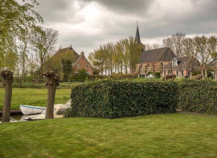Huisje in Bears, een charmant vakantiehuis op het Friese platteland, met een uitnodigend terras en landelijke architectuur in Friesland.
