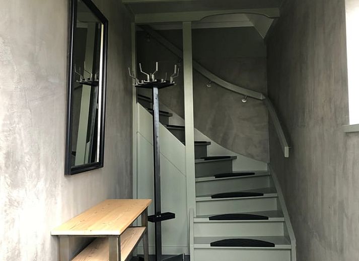 Rustieke omgeving van Huisje in Bears, vakantiehuis op het Friese platteland, met weelderige natuur en serene waterloop in Friesland.