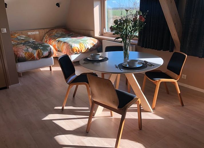 Rustieke omgeving van Huisje in Bears, vakantiehuis op het Friese platteland, met weelderige natuur en serene waterloop in Friesland.