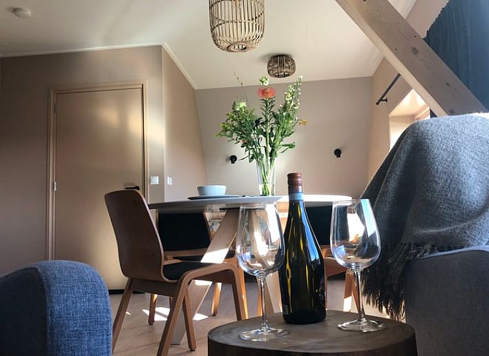 Rustieke omgeving van Huisje in Bears, vakantiehuis op het Friese platteland, met weelderige natuur en serene waterloop in Friesland.