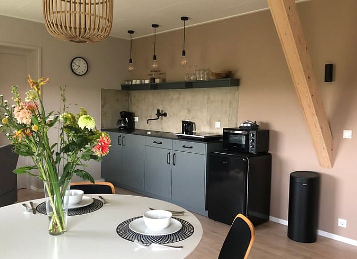 Huisje in Bears op het Friese platteland, omgeven door groene natuur en historische gebouwen in Friesland.