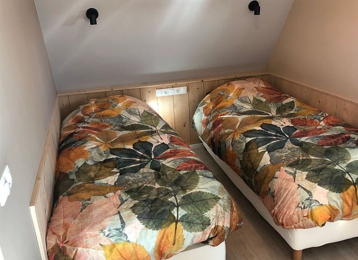 Huisje in Bears op het Friese platteland, omgeven door groene natuur en historische gebouwen in Friesland.