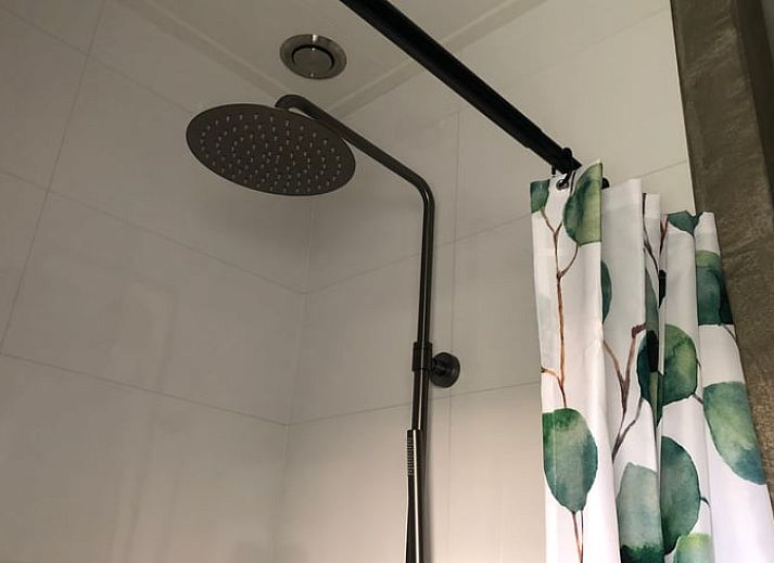 Geniet van de rust op het terras van Huisje in Bears, gelegen op het Friese platteland in Friesland, omringd door groene natuur.