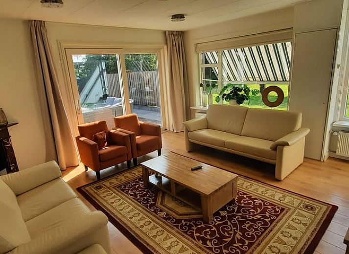 Ferienhaus in Oldelamer, Friesland, umgeben von Natur mit Teich und Blumen, ideal fuer einen entspannten Aufenthalt auf dem friesischen Land.