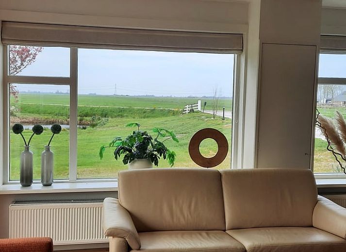 Ferienhaus in Oldelamer, Friesland, umgeben von Natur mit Teich und Blumen, ideal fuer einen entspannten Aufenthalt auf dem friesischen Land.