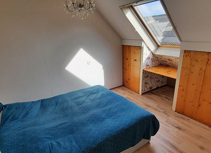 Geniessen Sie die weitlaeufige friesische Landschaft im Huisje in Oldelamer, einem Ferienhaus in Oldelamer mit herrlichem Blick auf gruene Wiesen.