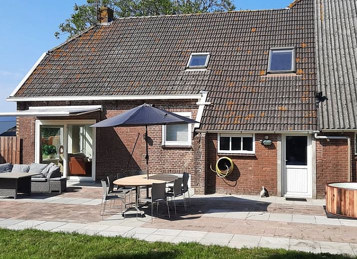 Geniessen Sie die weitlaeufige friesische Landschaft im Huisje in Oldelamer, einem Ferienhaus in Oldelamer mit herrlichem Blick auf gruene Wiesen.