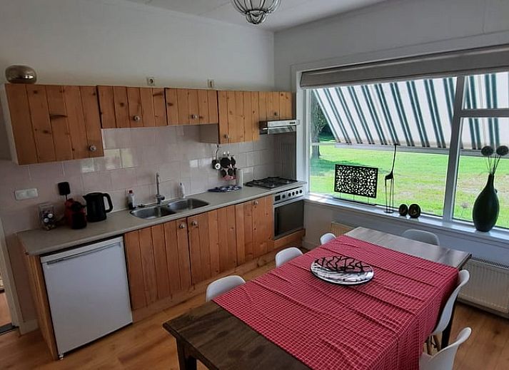 Geniessen Sie die weitlaeufige friesische Landschaft im Huisje in Oldelamer, einem Ferienhaus in Oldelamer mit herrlichem Blick auf gruene Wiesen.
