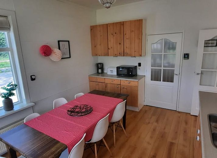 Geniessen Sie die weitlaeufige friesische Landschaft im Huisje in Oldelamer, einem Ferienhaus in Oldelamer mit herrlichem Blick auf gruene Wiesen.