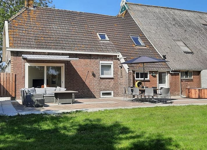 Geniessen Sie die weitlaeufige friesische Landschaft im Huisje in Oldelamer, einem Ferienhaus in Oldelamer mit herrlichem Blick auf gruene Wiesen.