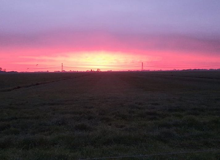 Gemuetliches Wohnzimmer des Ferienhauses in Oldelamer, Ferienhaus auf dem friesischen Land, mit grosszuegiger Sitzecke und Blick auf den Garten.