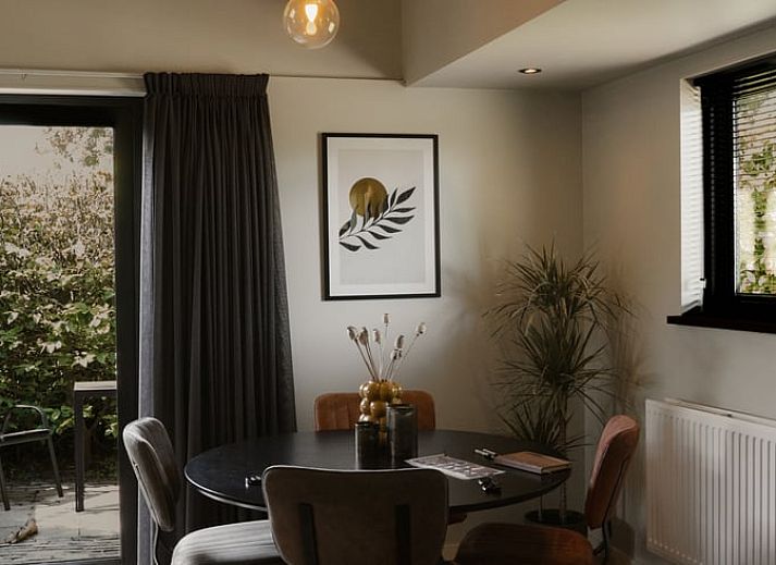 Ontspan op het terras van Vakantiehuisje in Tytsjerk, een charmante vakantiewoning in het Friese platteland, omgeven door groene natuur.