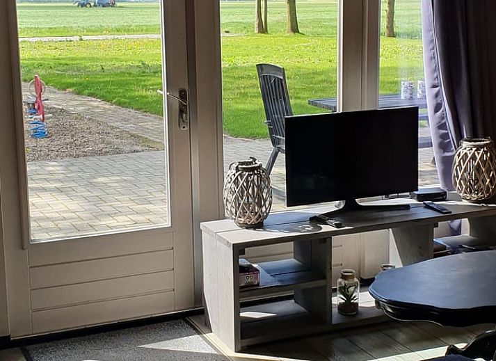 Blick auf die friesische Landschaft vom Ferienhaus in Holwerd, Ferienunterkunft in Friesland.