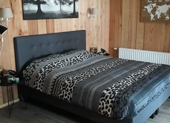 Gemuetliche Terrasse im Ferienhaus in Holwerd, der perfekte Ort fuer Entspannung in Friesland.