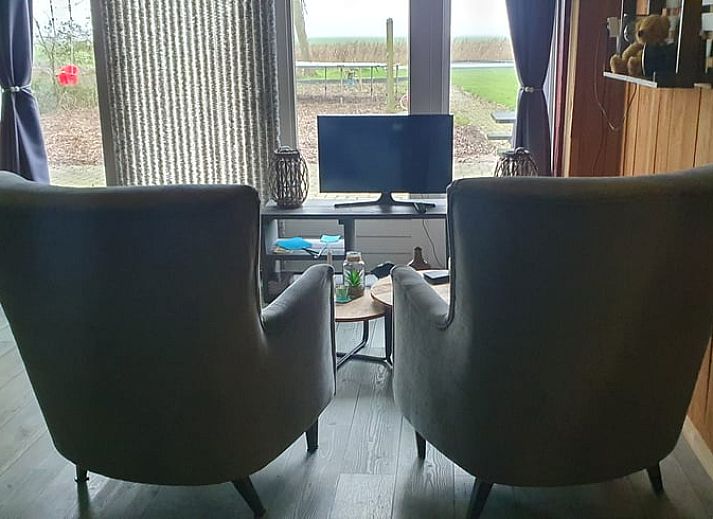 Gemuetliche Terrasse im Ferienhaus in Holwerd, der perfekte Ort fuer Entspannung in Friesland.