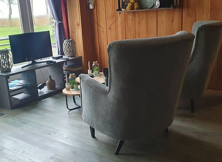 Gemuetliche Terrasse im Ferienhaus in Holwerd, der perfekte Ort fuer Entspannung in Friesland.