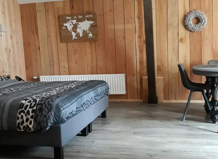 Gemuetliche Terrasse im Ferienhaus in Holwerd, der perfekte Ort fuer Entspannung in Friesland.