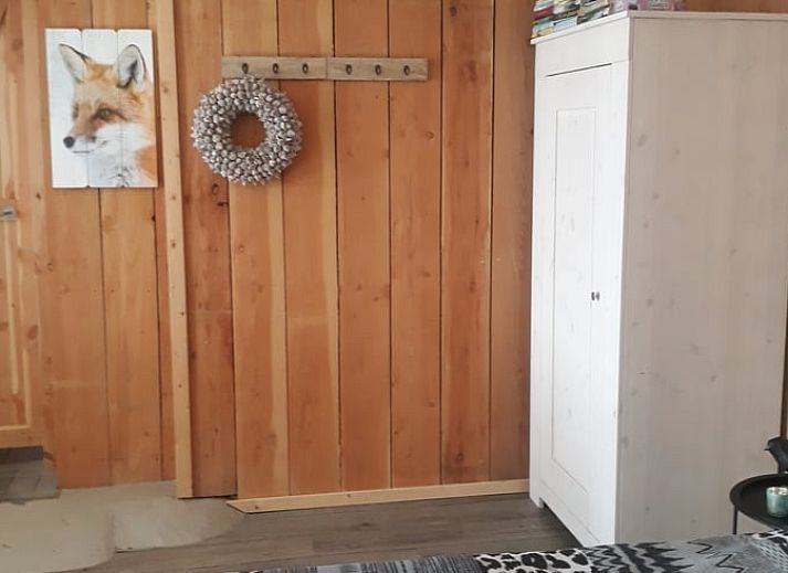 Gemuetliche Terrasse im Ferienhaus in Holwerd, der perfekte Ort fuer Entspannung in Friesland.