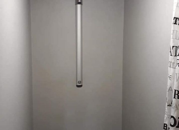 Sonnige Terrasse mit Sitzgelegenheiten im Ferienhaus in Holwerd, ideal fuer Mahlzeiten im Freien in Friesland.