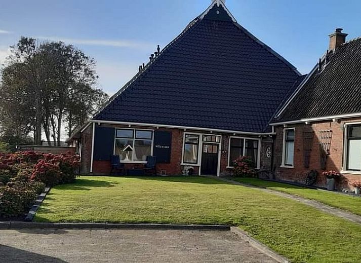 Gemuetliche Sitzecke im Ferienhaus in Holwerd, idealer Ort zum Entspannen in der friesischen Landschaft.