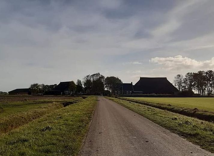 Gemuetliche Sitzecke im Ferienhaus in Holwerd, idealer Ort zum Entspannen in der friesischen Landschaft.