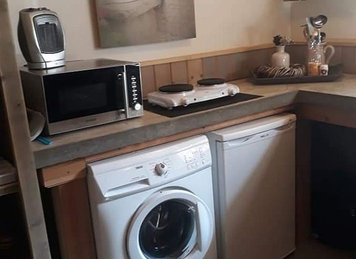 Gemuetliche Sitzecke im Ferienhaus in Holwerd, idealer Ort zum Entspannen in der friesischen Landschaft.