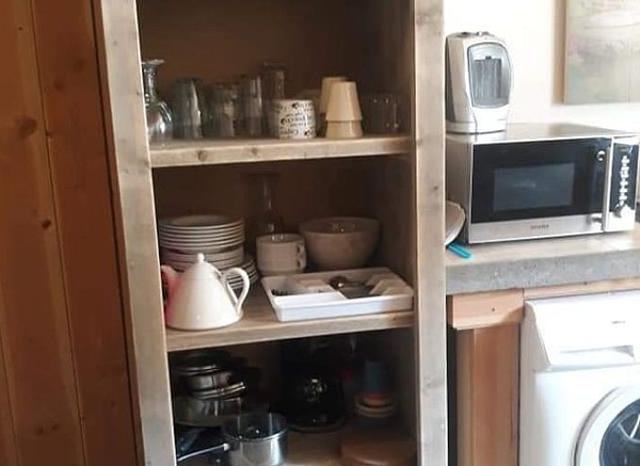 Gemuetliche Sitzecke im Ferienhaus in Holwerd, idealer Ort zum Entspannen in der friesischen Landschaft.