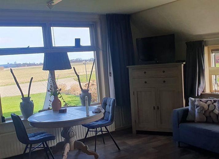 Gemuetlicher Innenbereich des Ferienhauses in Holwerd mit Blick auf die friesische Landschaft.