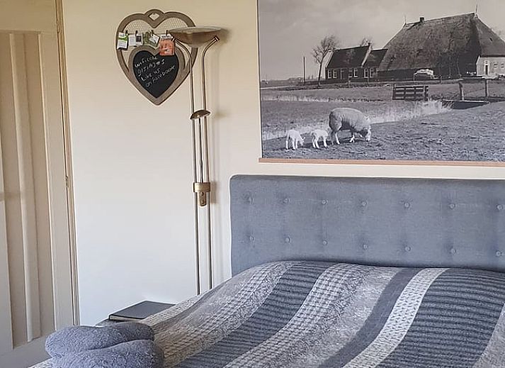 Gemuetlicher Innenbereich des Ferienhauses in Holwerd mit Blick auf die friesische Landschaft.