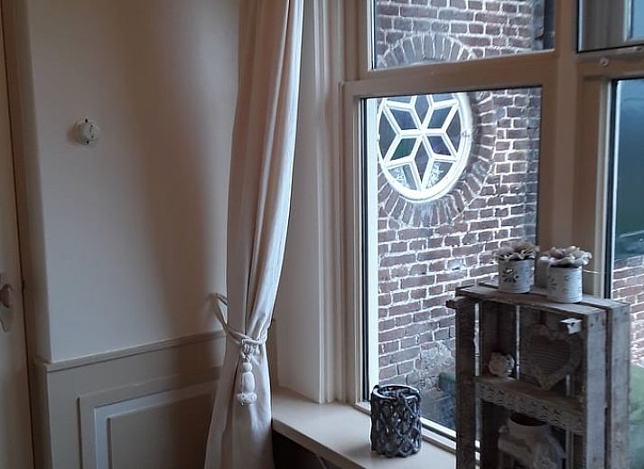 Gemuetlicher Innenbereich des Ferienhauses in Holwerd mit Blick auf die friesische Landschaft.