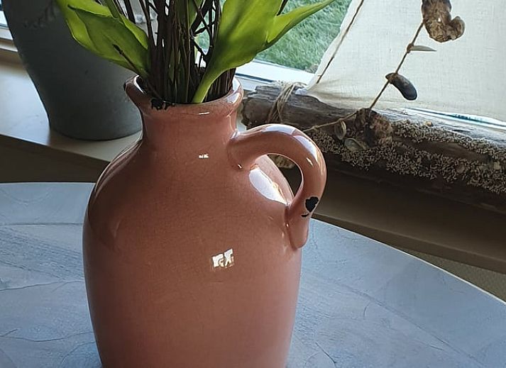 Gemuetlicher Innenbereich des Ferienhauses in Holwerd mit Blick auf die friesische Landschaft.