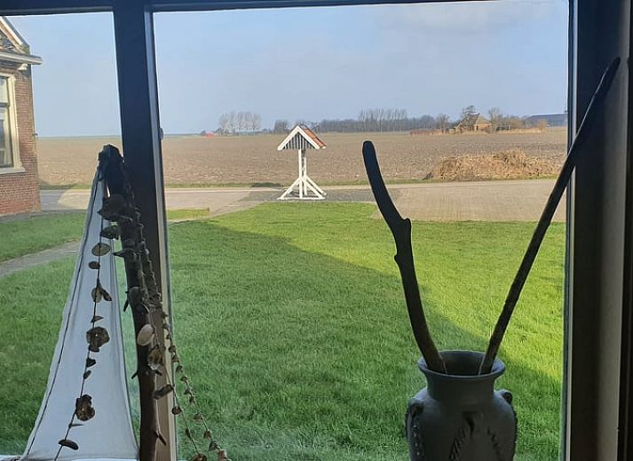 Gemuetlicher Innenbereich des Ferienhauses in Holwerd mit Blick auf die friesische Landschaft.