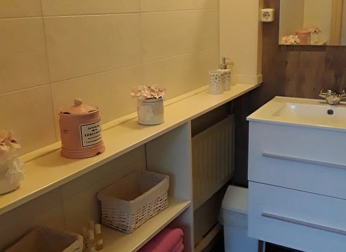 Gemuetliche Sitzecke im Ferienhaus in Holwerd mit Blick aufs Land.