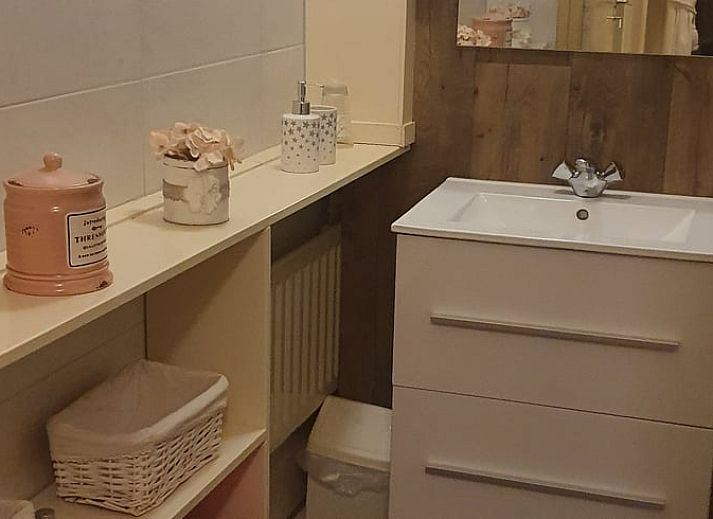 Gemuetliche Sitzecke im Ferienhaus in Holwerd mit Blick aufs Land.